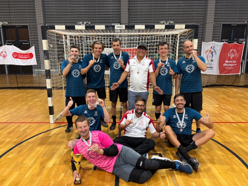 Spezial-Olympics-Team feiert mit Medaillen und Pokal in der Sporthalle
